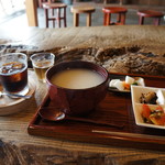 三宅商店 - 料理写真:これが朝粥セットプラスアイスコーヒーの全景（２０１７．７．２３）