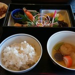 弁慶 - 焚合・・・がんも　大根　蒟蒻　赤巻　蕗
            麦飯　加賀米麹味噌汁　とろろ　温泉卵　
            のどぐろ一夜干し　香の物