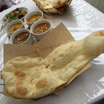 Sajiro Cafe - なかなか大きいナン。熱々で提供されます。