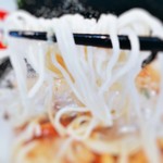 まるとん本舗 - 麺は低加水極細です。