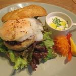 テーラ・テール - 2階のつくねバーガー