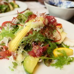 宇豆基野 - 夏野菜と海藻のサラダを青りんごのドレッシングで