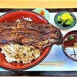 『うなぎ大名』(3300円)～!! 鰻を丸ごと１尾焼いてカットせずに 丼にのせた『うな丼』!! レンコンの小鉢とお新香、肝吸い付き～!!(￣▽￣)ｂ