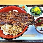 鰻屋すみで - 『うなぎ大名』(3300円)～!! 鰻を丸ごと１尾焼いてカットせずに 丼にのせた『うな丼』!! レンコンの小鉢とお新香、肝吸い付き～!!(￣▽￣)ｂ