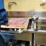 捌いた鰻(5尾)に鉄串を刺しているところ～!!(￣▽￣)ｂ