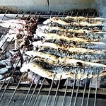 鰻屋すみで - 鉄串に刺した鰻を焼いているところ～!! 背中の皮はパリッパリッに焼きあがる～!!(￣▽￣)ｂ
