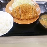 Katsuya - ロースカツ定食(745円)