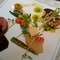 ビストロ・ヨシムラ - ランチBのメイン　ミニスズキのポワレとミニ牛フィレ肉