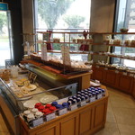 カトル・セゾン - 棚上段の食パンも人気