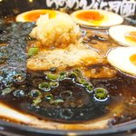 らあめん花月嵐 - 嵐げんこつらぁめんBLACK+半熟味玉 740円