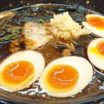 らあめん花月嵐 - 嵐げんこつらぁめんBLACK+半熟味玉 740円