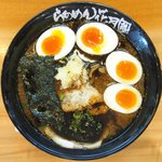 らあめん花月嵐 - 嵐げんこつらぁめんBLACK+半熟味玉 740円