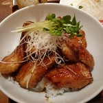 米沢牛炭火焼肉 上杉 - 豚トロ丼(1000円) 丼アップ