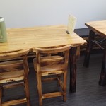 海鮮食堂かいじ - 職人さんによる手作りのテーブルと椅子