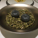 アニエルドール - 烏賊 南瓜 ミモレット パッションフルーツ（烏賊墨マカロン）