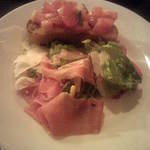 ラ・カパンニーナ - 生ハムのサラダとブルスケッタを盛り付けてみました