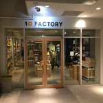 10FACTORY - スタイリッシュなお店の入口。