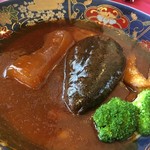 広東料理　翡翠廳 - 海鼠の醤油煮込  姥鮫の氷頭  白霊茸  魚の浮き袋  