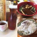 Ookuma - お茶はポットで提供。
      お茶碗で提供されるご飯もコチラでは癒し。