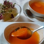 カフェRosa薔薇館 - サラダと野菜そのままの人参スープ。