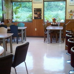 ユウユウ - カウンターとテーブル席