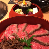日本焼肉 はせ川 銀座店 - 牛しぐれ煮とローストビーフの信玄弁当