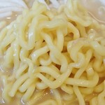 Ramen Sekai - 麺は中太の縮れ麺。
