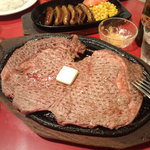 エル・ポコ - 450グラムリブロースの大きさはフォークが基準