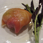メゾン ドゥ アッシュ - サーモン・アボガドのマリネ、赤からし菜添え