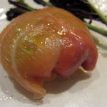 メゾン ドゥ アッシュ - サーモン・アボガドのマリネ、赤からし菜添え　アップ
