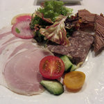 メゾン ドゥ アッシュ - 金華豚のハム・天然蝦夷鹿のテリーヌ・地鶏白レバーのムースの盛り合わせ