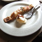 cafe in CAVE   カフェ・イン・ケイブ　 - りんごのパイキャラメルアイス添え