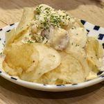 ギョウザ マニア - 「燻製ポテサラ」380円は、燻したじゃがいもで作ったポテトサラダですが、トッピングにポテトチップスが使われていて驚き！