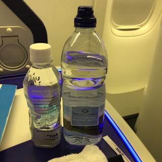 ANA全日空羽田発着国際線機内食 - 右は空港で買った水
