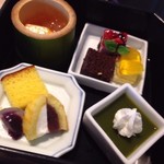 鮨・日本料理 暦 - ◆お菓子の玉手箱・・彩も美しいですね。最後にこれを出される演出がいいですね。
