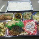 福山まるたま - マルタマ弁当410円　鯖の塩焼きと野菜炒め(2017. 7.24)