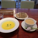 リール - サラダプレート＆パンセット、コーヒー、スープ、ひまわりパン