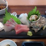 平戸瀬戸市場 レストラン - 刺身は6点盛り　地元漁協が養殖のブランド魚のタイとブリ、ヤリイカ、マグロ、サザエにサワラのタタキ