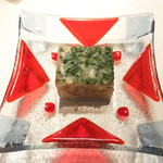 お通し（大和肉どりの皮の煮こごり）