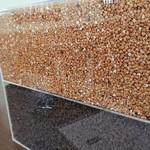 蕎麦 十箱 - 対面式カウンター。間仕切りの中身は蕎麦の実です。