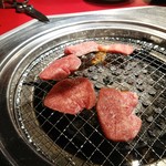 焼肉伝説バリバリ - ざっくり切られたタンを焼きます