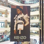 Joe & The Juice - 吹き抜け部分のKENZOの広告です。(2017年3月)