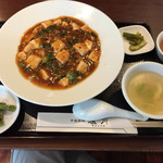 瀘川 - 麻婆丼ランチ（930円税込）
            インゲンの胡麻風味、玉子スープ、キュウリピクルス