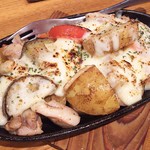 炭火串焼 初代バッジョ - チキンと夏野菜のチーズ焼き