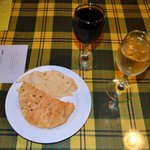 南印度ダイニング ポンディバワン - インドのグラスワインとパパド