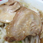 ラーメン二郎 - 小ラーメンのアップ　チャーシュー旨い