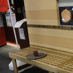 キムカツ - 行列用の椅子と，出されたお茶