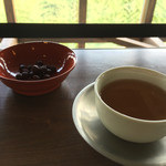 鹿落堂 - まず、冷たい焙じ茶と赤えんどうの塩豆が！