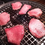 炭の家 - タンを焼いています