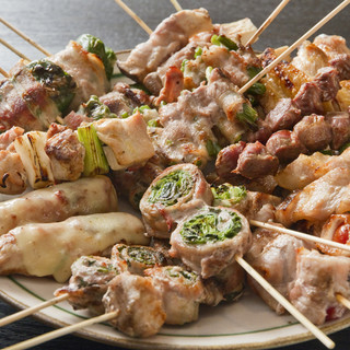 骨付き鶏をジューシーに焼き上げた「ギャング焼き」を気軽に満喫